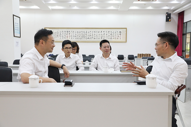 图：徐董与工商银行领导亲切友好交流